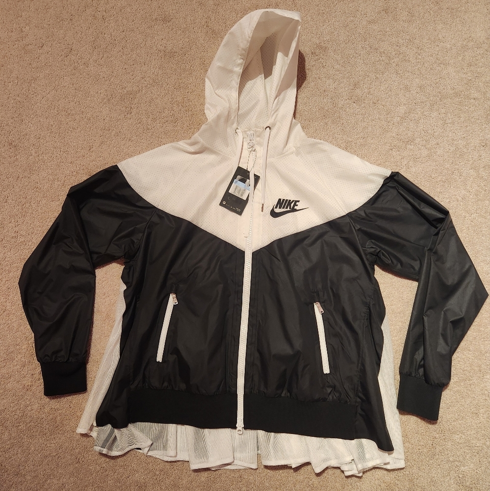 NIKE BLACK AND WHITE PLEATED WINDRUNNER WINDBREAKER SZ MEDIUM BRAND NEW $120
